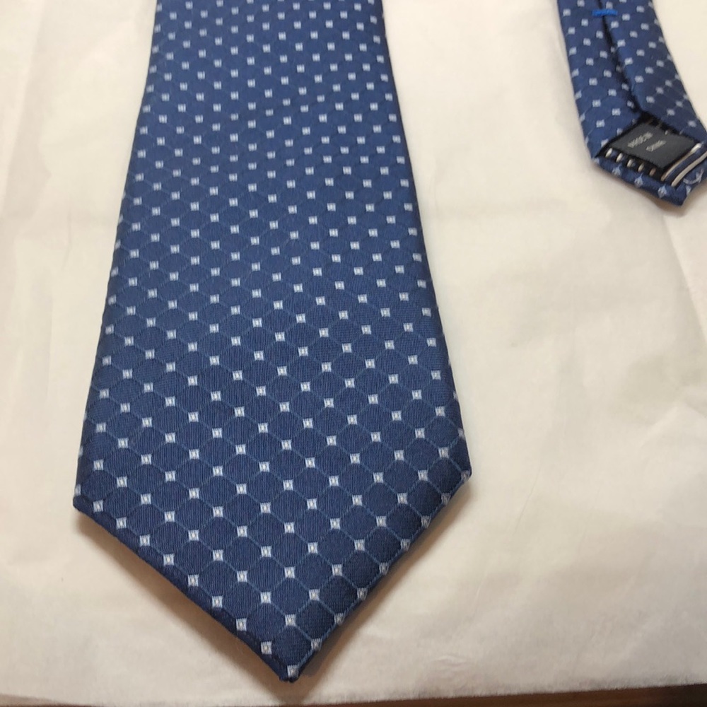 Nautica 100% silk tie in blue and silver